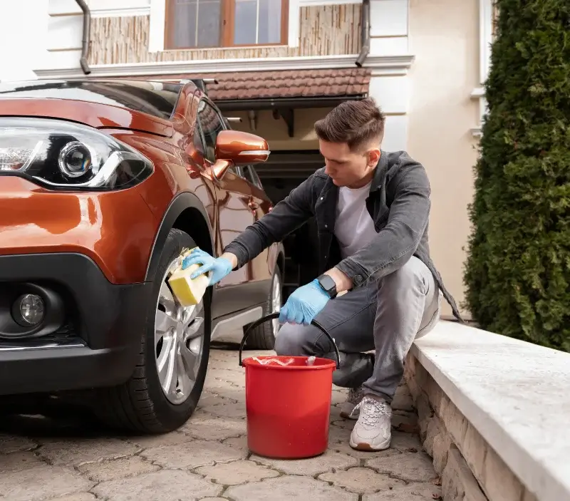 Lavage auto à domicile Courcebœufs : professionnel intervenant sur un véhicule
